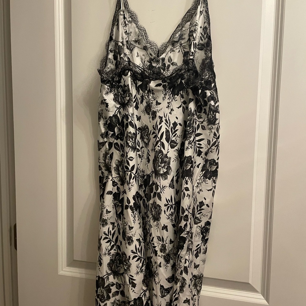 NWT- MAJOR SAVINGS! Victoria's Secret Black and White Floral Chemise - Picture 4 of 7